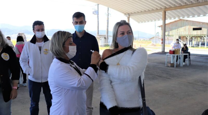 Sandra Spengler primeira profissional a receber o imunizante