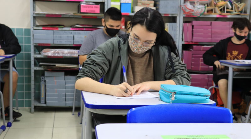 Aplicação da prova nos alunos do 5º e 9º ano da EEB Zenaide Schmitt Costa