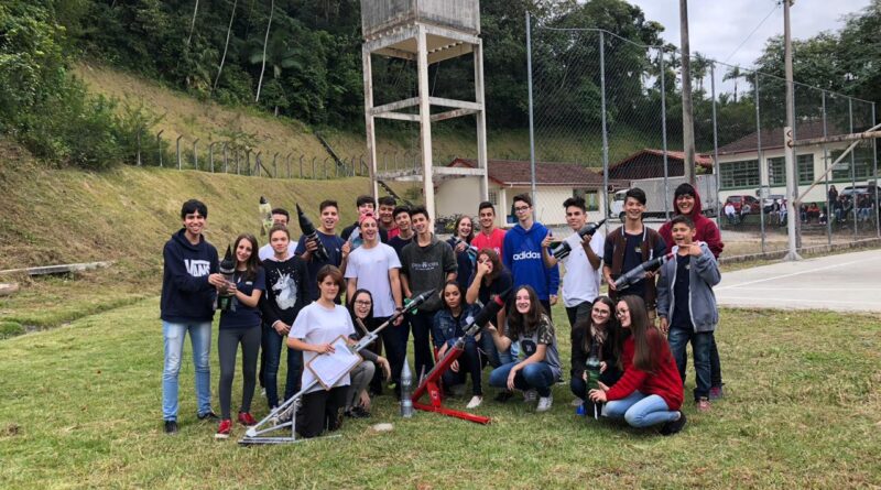 Alunos da EEB Honório Miranda no dia do lançamento dos foguetes