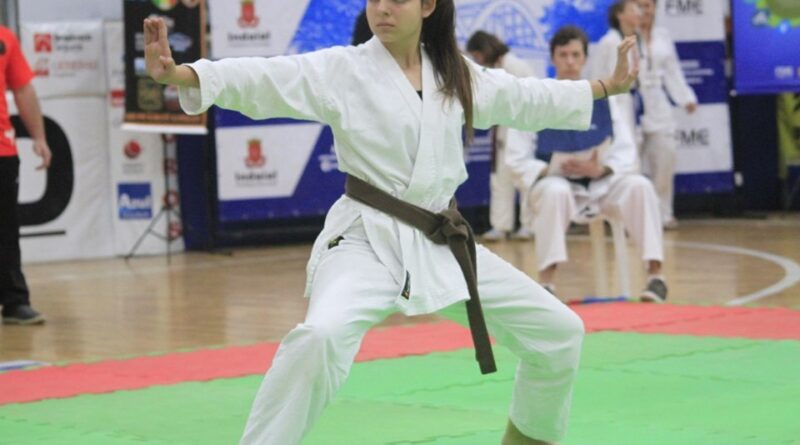 Gabriela Cardoso, karateca classificada para o Campeonato Brasileiro de Karatê junto de seu pai.