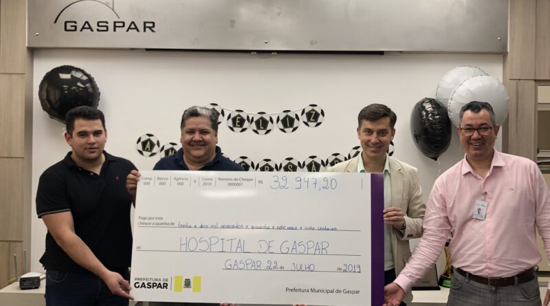 Entrega do cheque simbólico ao Hospital de Gaspar