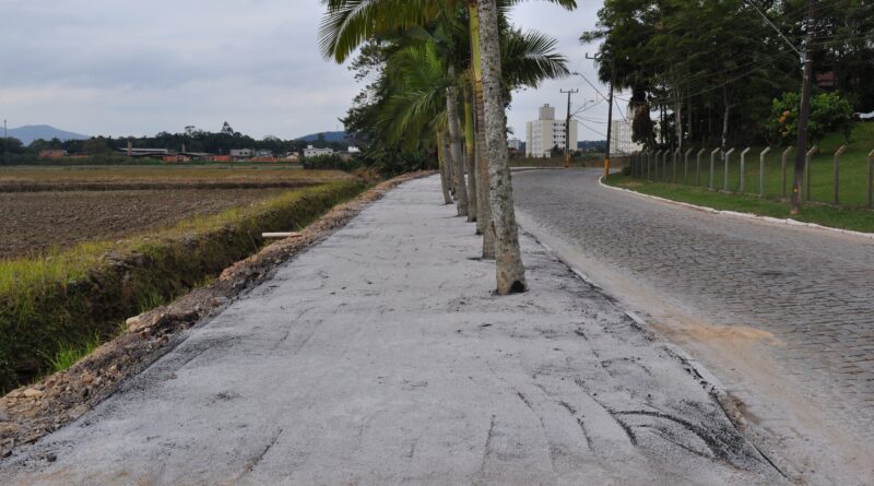 Calçada passeio oeste em fase final