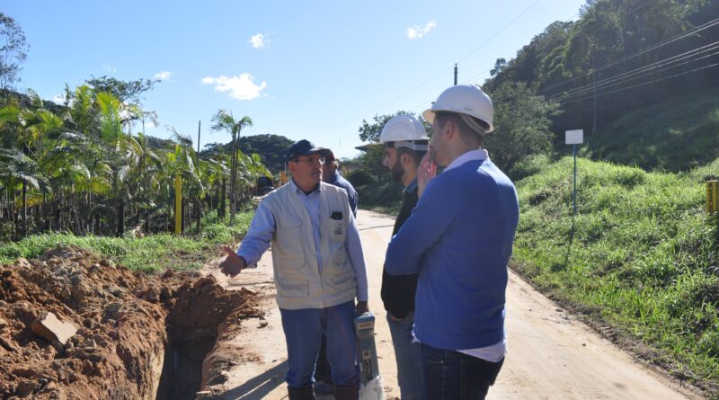 Tubulação sendo instalada após análise da passagem do gasoduto