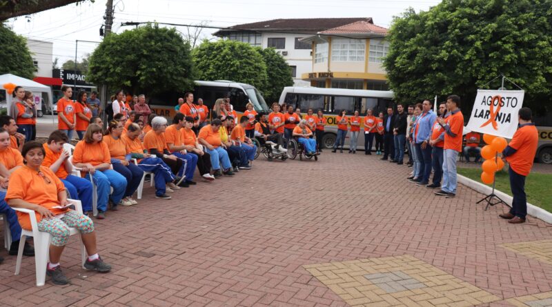 Prefeito Kleber Wan-Dall, autoridades, representantes e alunos da APAE.