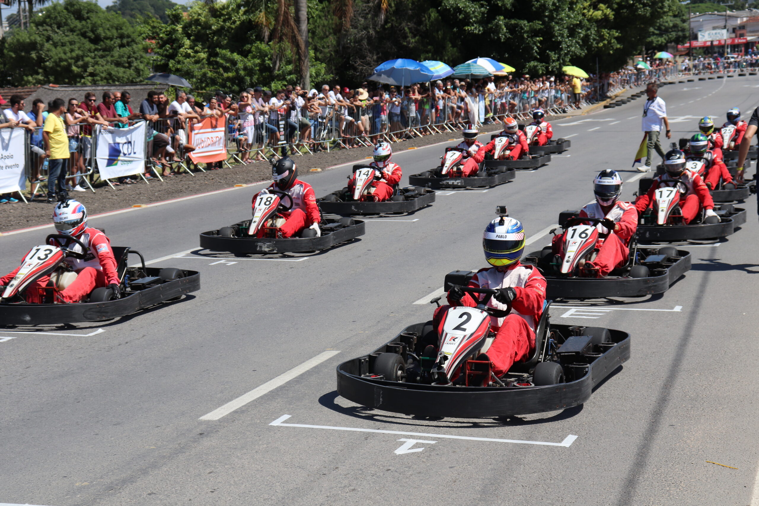 Corrida clandestina tem até plateia sem máscara em kartódromo no