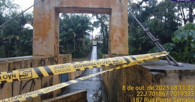 Prefeitura reforça interdição da ponte pênsil na Rua Ponte Serrada, no Bairro Gasparinho